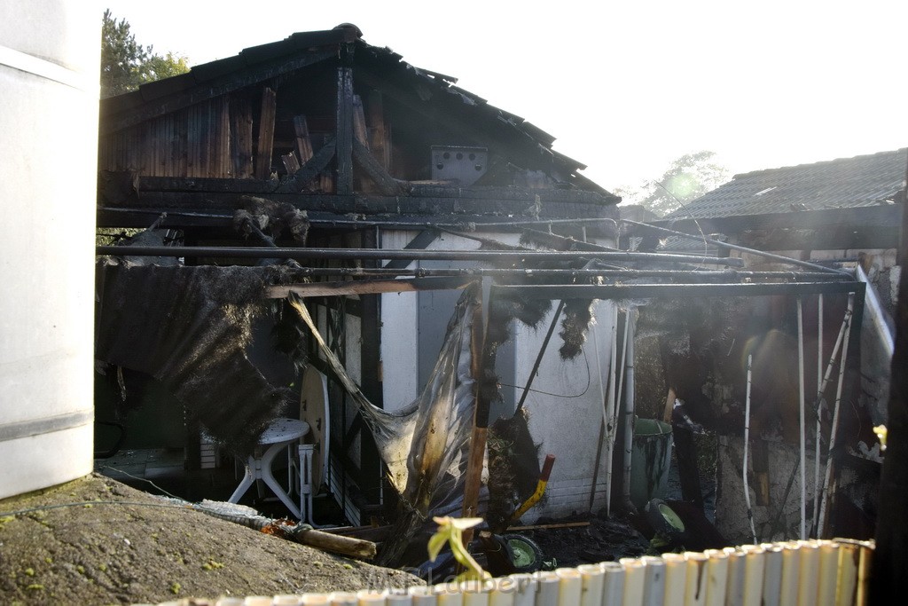 Feuer 1 brannten 3 Lauben Koeln Fuehlingen Kriegerhofstr P109.JPG - Miklos Laubert